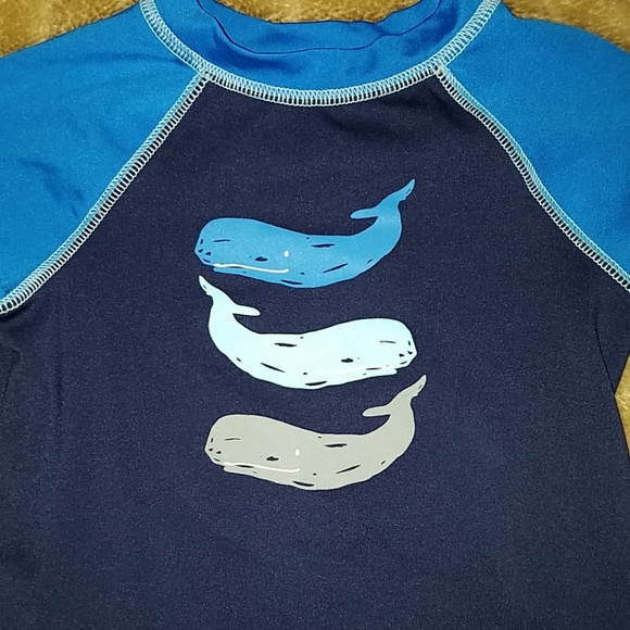 Cat & Jack 18M boy's rashguard & shorts - Picture 4 of 4